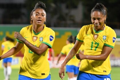 Jogadoras da seleção feminina comemorando um gol pela copa américa