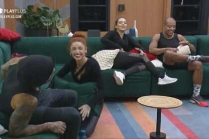 Matheus coçando a cabeça e Brenda ao lado rindo, enquanto conversavam com Karol e Mussunzinho que estão sorrindo