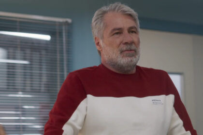 Joca (leopoldo pacheco) em cena da novela cara e coragem, no hospital