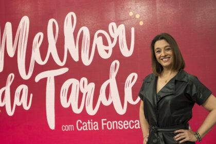 Catia Fonseca em frente ao telão nos estúdios do Melhor da Tarde