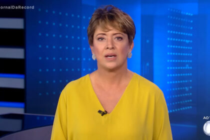 Christina lemos, com uma blusa amarela, na bancada do jornal da record