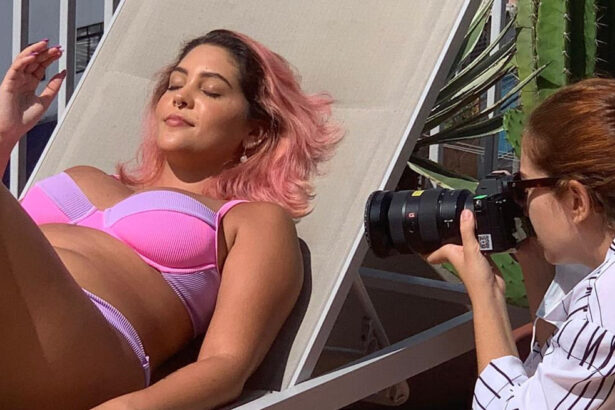 Dora Figueiredo, de biquini e em trecho de um ensaio fotográfico, em trecho do Globo Repórter