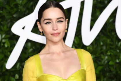 Emilia Clarke com vestido amarelo