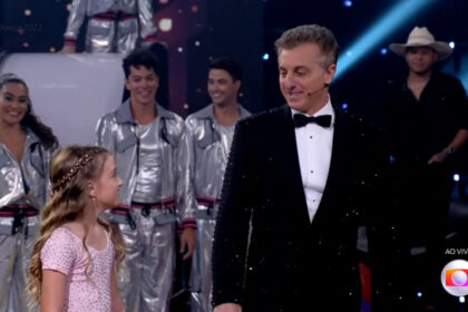 Eva e Luciano Huck, nos estúdios do Domingão, com os bailarinos ao fundo, após eles dançarem