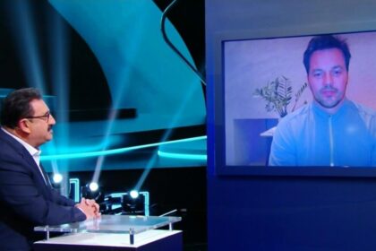 Ratinho entrevistando, por videoconferência do telão, fábio faria nos estúdios do programa do ratinho