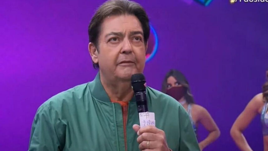 Fausto Silva no palco de seu programa na Band