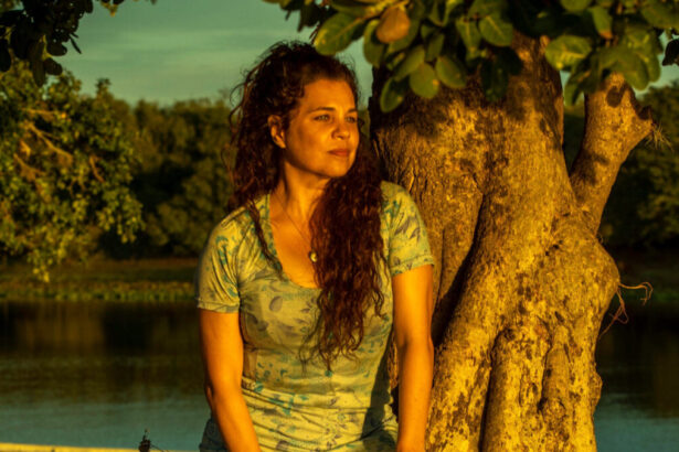 Isabel Teixeira em frente a um rio