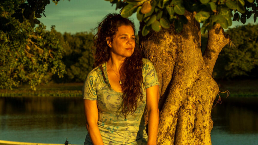 Isabel Teixeira em frente a um rio