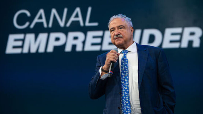 João Carlos Saad, presidente do Grupo Bandeirantes, com o microfone nas mãos e discursando sobre o novo canal