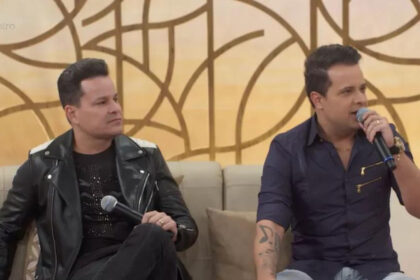 João Neto e Frederico sentados no sofá do programa Encontro