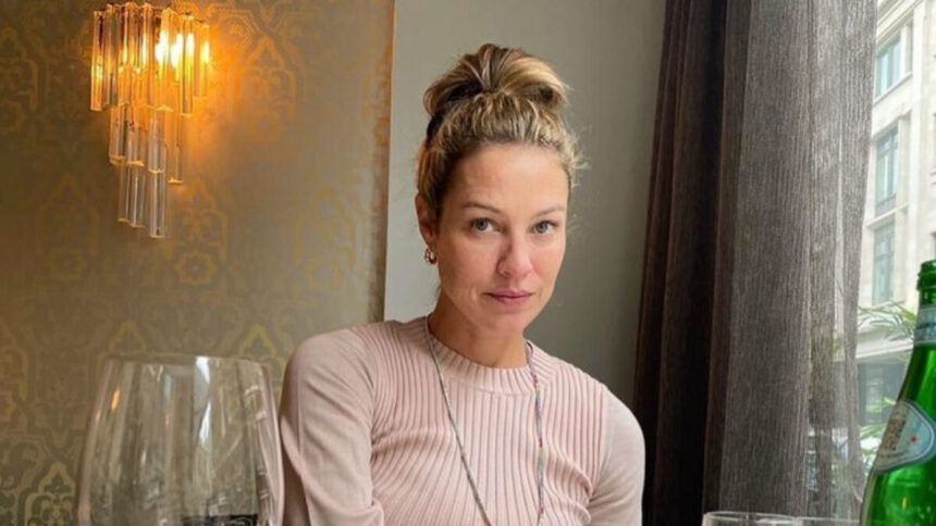 Luana Piovani de cabelos presos sentada