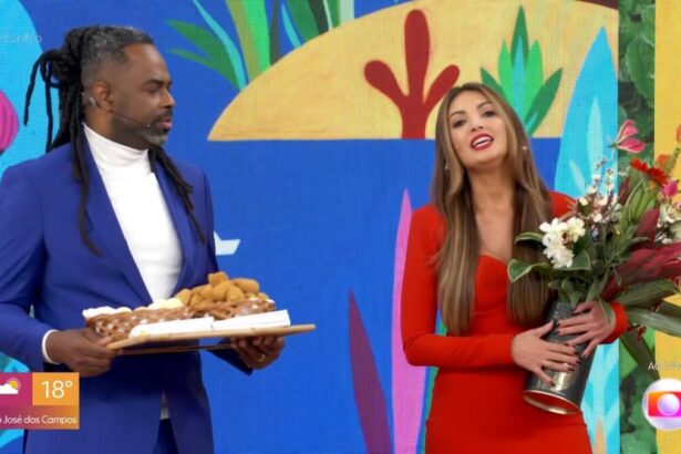 Manoel Soares, segundo uma bandeja de coxinhas, ao lado de Patrícia Poeta, com um vaso de plantas nas mãos, nos estúdios do Encontro