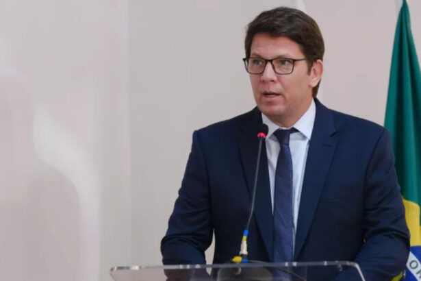 Mario Fris em frente a um púlpito, em um discurso de um evento oficial como secretário de cultura