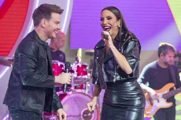 Michel Teló cantando frente a frente com Ivete Sangalo, nos estúdios do Pipoca da Ivete