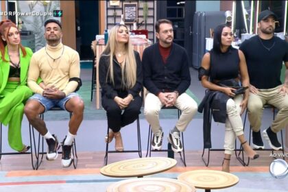Brenda e Matheus, Adryana e Albert e Eliza e Hadballa sentados no banquinho da 9ª DR do Power Couple Brasil 6