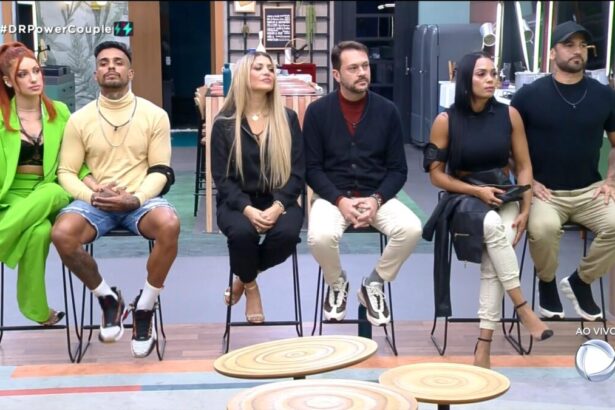Brenda e Matheus, Adryana e Albert e Eliza e Hadballa sentados no banquinho da 9ª DR do Power Couple Brasil 6