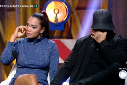 Eliza chorando e Hadballa com a mão no rosto no cenário da Eliminação do Power Couple Brasil