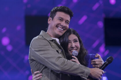 Rodrigo faro abraçando a participante ana macario em trecho do canta comigo teen