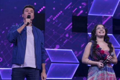 Rodrigo Faro ao lado de Gi Souza, depois da apresentação da candidata, nos estúdios do Canta Comigo Teen