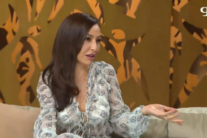 Sabrina Sato sentada no sofá dos estúdios do Saia Justa