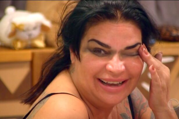 Solange sorrindo com maquiagem borrada no rosto.