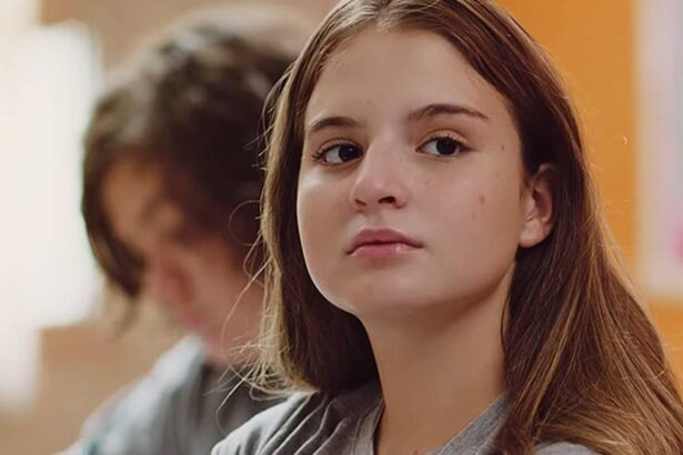 Sophia Valverde em uma sala de aula no filme Hora de Brilhar