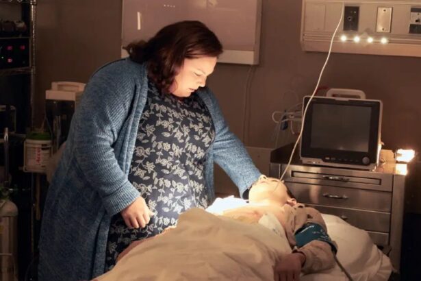 Cena do filme “Superação: O Milagre da Fé”, mostrando uma mulher emocionada ao lado de um garoto inconsciente em uma cama de hospital, conectada a equipamentos médicos