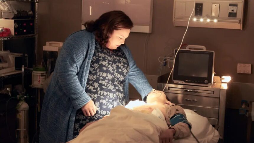 Cena do filme “Superação: O Milagre da Fé”, mostrando uma mulher emocionada ao lado de um garoto inconsciente em uma cama de hospital, conectada a equipamentos médicos