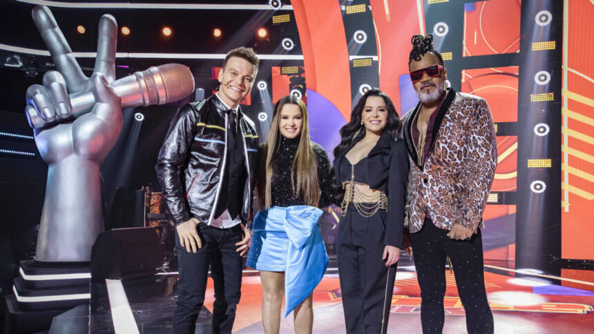 Michel Teló, Maiara & Maraisa e Carlinhos Brown abraçados, nos estúdios do The Voice Kids