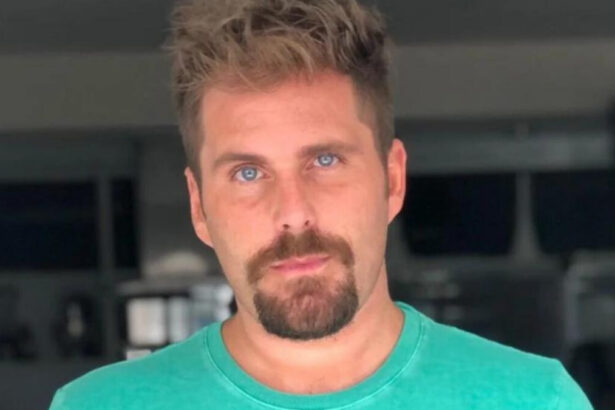 Thiago Gagliasso sério e com blusa azul