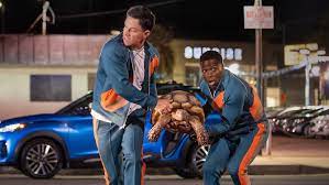 Kevin Hart e Mark Wahlberg seguram uma tartaruga