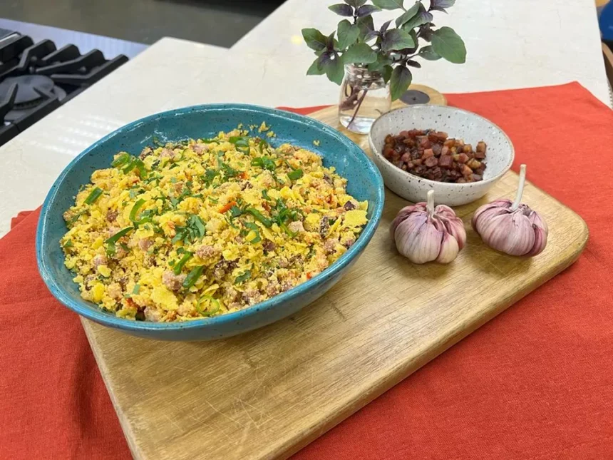 Farofa de bacon já pronta no prato no estúdio do É de Casa