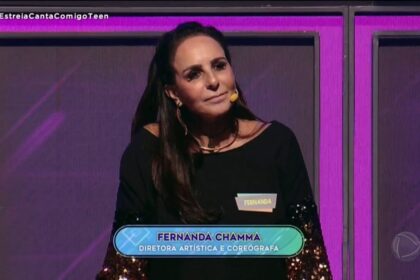 Fernanda Chamma dando sua opinião no painel dos 100 jurados no reality Canta Comigo Teen