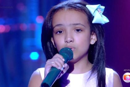 Isis testa cantando na final do the voice kids