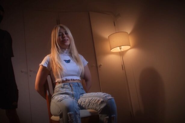 Melody sentada na cadeira no clipe de Assalto Perigoso