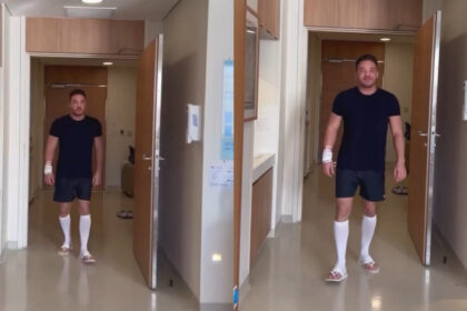 Wesley Safadão andando no corredor do hospital após cirurgia