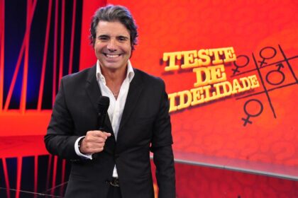 João kleber sorrindo no cenário do programa teste de fidelidade que está sendo exibido na tvi