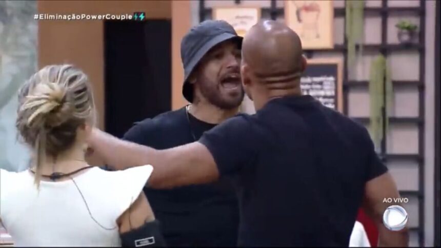 Hadballa de frente para Mussunzinho, os dois estão brigando na imagem.