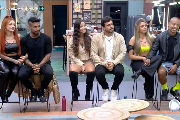 Brenda e Matheus, Luana e Hadad e Karol e Mussunzinho sentados nos banquinhos da última DR do Power Couple Brasil 6