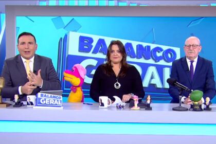 Reinaldo gottino, fabíola reipert e renato lombardi sentados na bancada do quadro a hora da venenosa