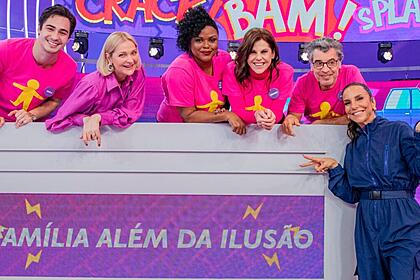 Alexandra Richter, Bárbara Paz, Danilo Mesquita, Paulo Betti e Carla Cristina Cardoso de camisa rosa, ao lado de Ivete Sangalo, sorrindo, de macaquito jeans azul durante gravação do pipoca com Ivete, da TV Globo