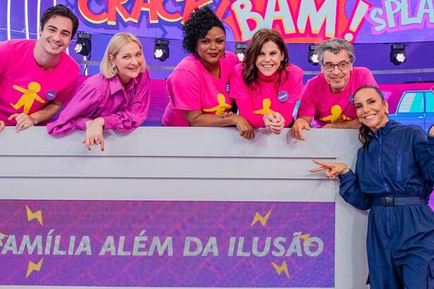 Alexandra Richter, Bárbara Paz, Danilo Mesquita, Paulo Betti e Carla Cristina Cardoso de camisa rosa, ao lado de Ivete Sangalo, sorrindo, de macaquito jeans azul durante gravação do pipoca com Ivete, da TV Globo