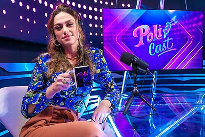 Ana Paula Valverde sentada com uma caneca na mão