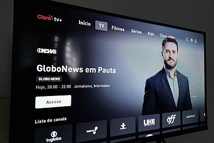 Tela inicial do aplicativo da Claro TV+ na Android TV com arte do programa GloboNews em Pauta