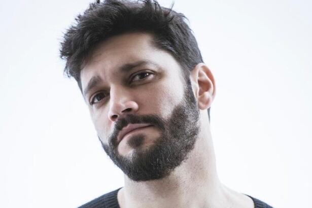 Armando Babaioff de camisa preta