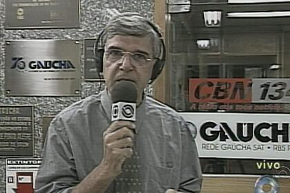 Armindo Antônio Ranzolin em trecho de uma transmissão antiga nos estúdios da Rádio Gaúcha