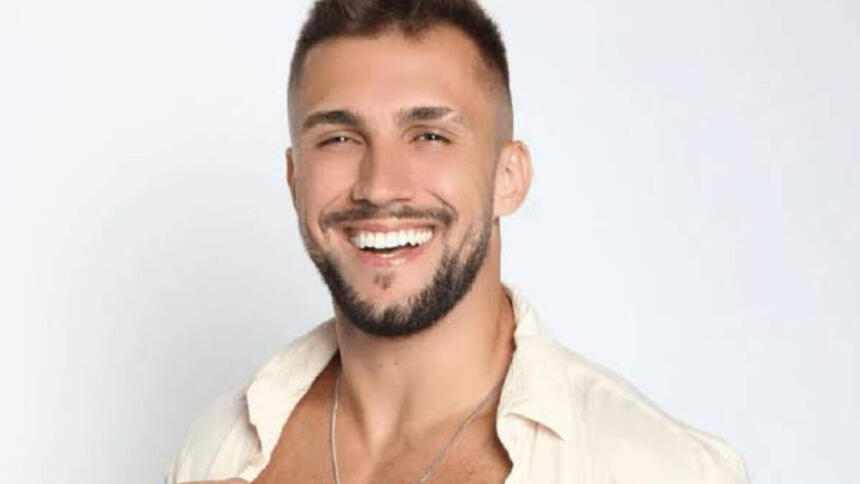Arthur Picoli sorri para foto