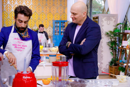 Participante joão, ao lado de giuseppe gerundino, na prova criativa da estreia do bake off brasil 8