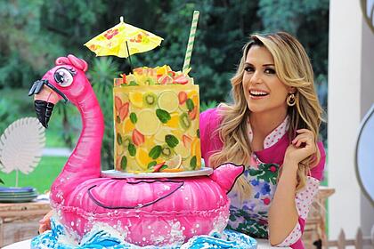 Beca Milano ao lado de um bolo em gravação do Bake Off Brasil no SBT