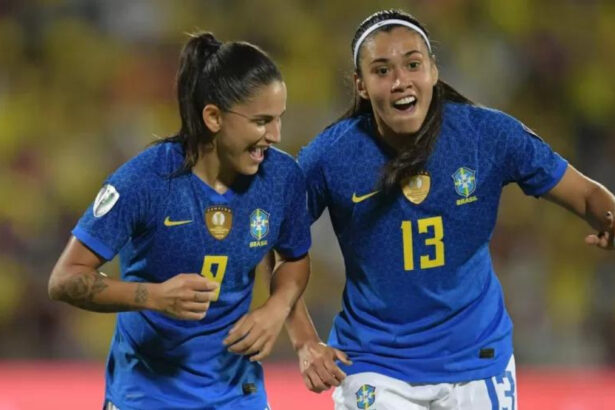 Debinha comemora gol do Brasil contra a Colômbia pela Copa América feminina